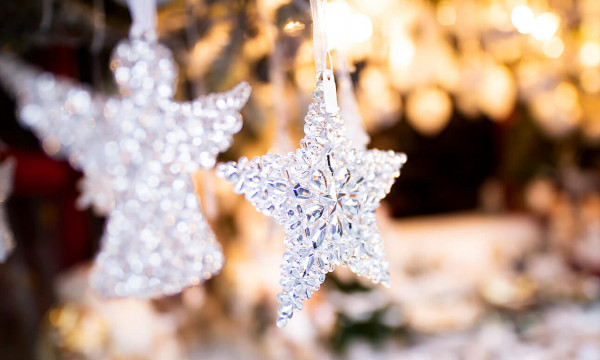 fotka zľavy Vianoce bez anjelikov, hviezdičiek a snehových vločiek by neboli Vianocami. Vyzdobte si svoj stromček originálnymi ozdobami a vylepšite slávnostnú atmosféru veselým prestieraním na stôl za super ceny.